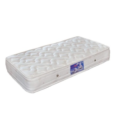 Colchão branco com etiqueta azul e padrão acolchoado