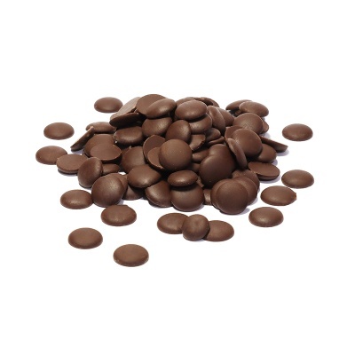 Gotas de chocolate castanho escuras sobre fundo branco