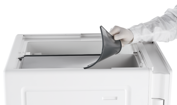 Autoclave B Classic 17 litros Impressora branca com tampa aberta e mão a retirar película protetora cinzenta
