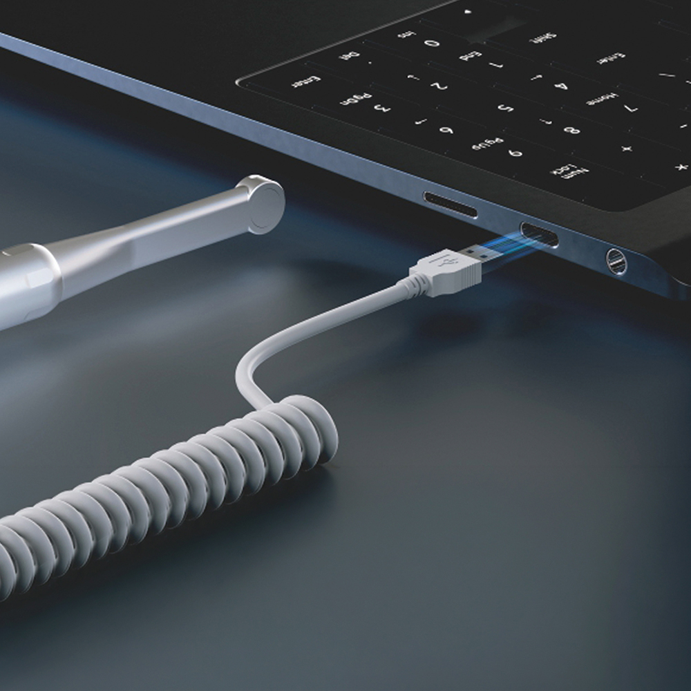 Câmera intraoral DM Cam | DentsMind Cabo USB branco em espiral ligado a laptop preto