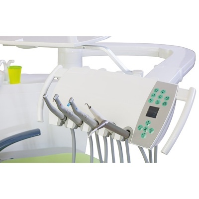 Equipamento dentário branco com instrumentos e painel de controlo