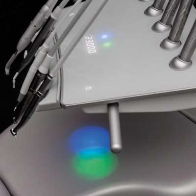 Aparelho dentário profissional com instrumentos e display digital