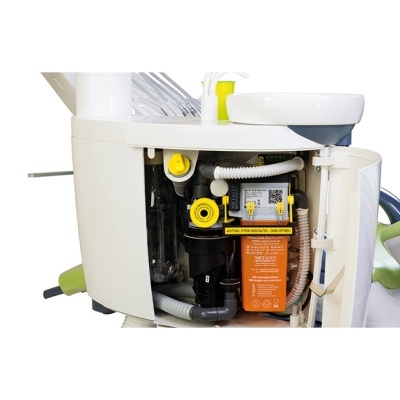 Interior de equipamento médico ou dentário branco com componentes expostos e etiqueta laranja