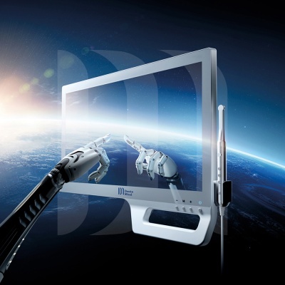 Monitor da marca Dents Mind com mão robótica a tocar o ecrã e dispositivo ligado