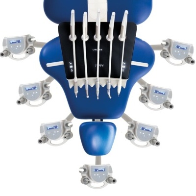 Cadeira dentária azul com ferramentas e painéis de controlo