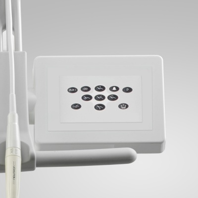 Painel de controlo médico branco com botões pretos e texto AUX 1, de, P