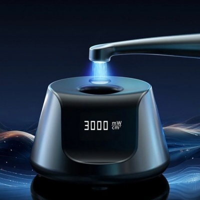 Dispositivo eletrônico preto com visor digital e luz azul projetada por braço metálico