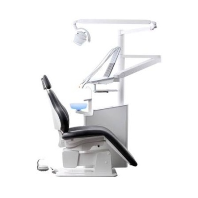 Cadeira dentária branca com assento preto e equipamentos