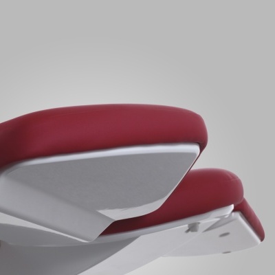 Assento vermelho estofado e estrutura branca vista de baixo com fundo cinza