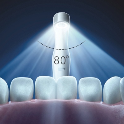 Dispositivo branco a iluminar dentes com luz branca e texto 80°