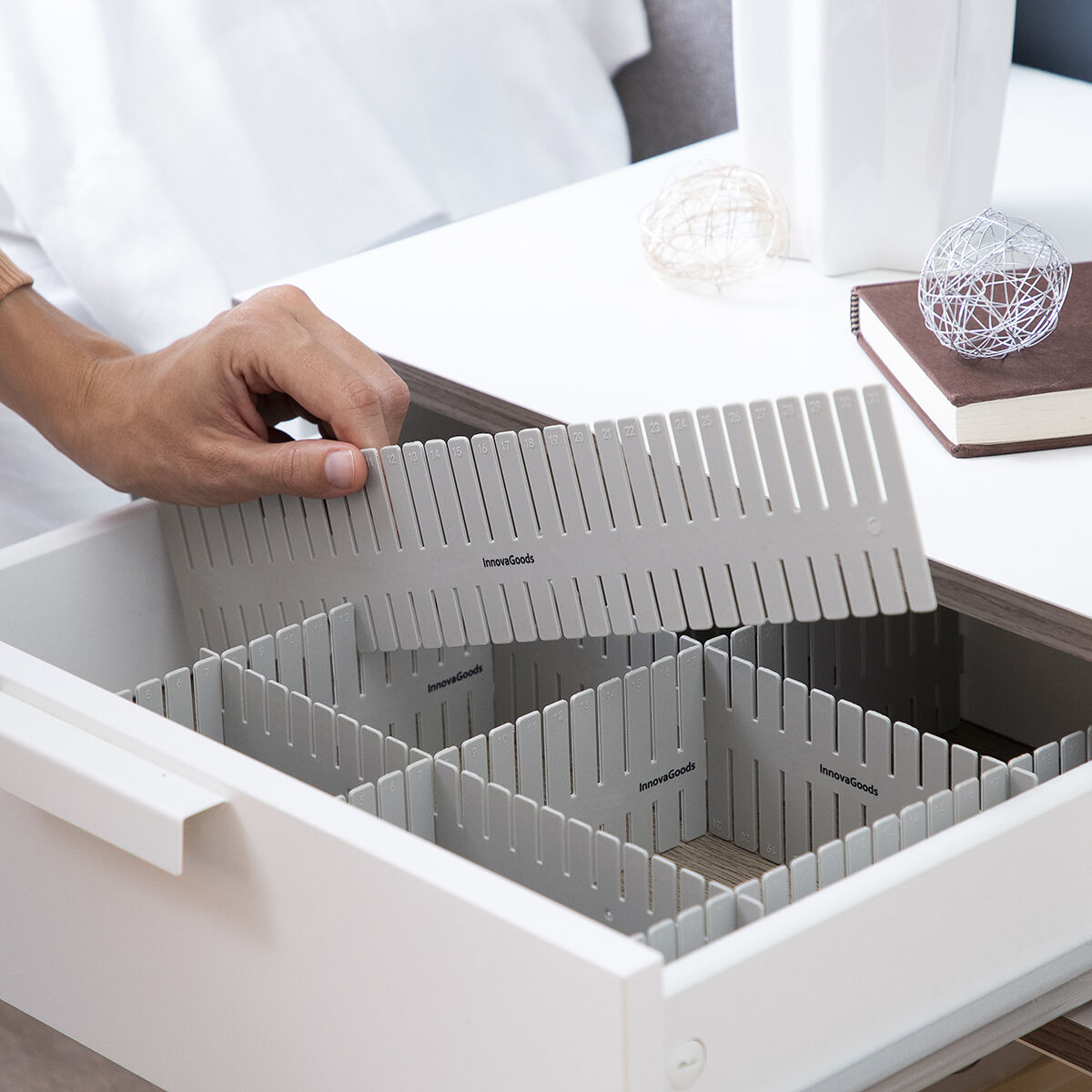 Organizador de Gavetas Ajustável Condor InnovaGoods 16 Unidades Organizador modular cinza claro em gaveta branca com divisórias ajustáveis.