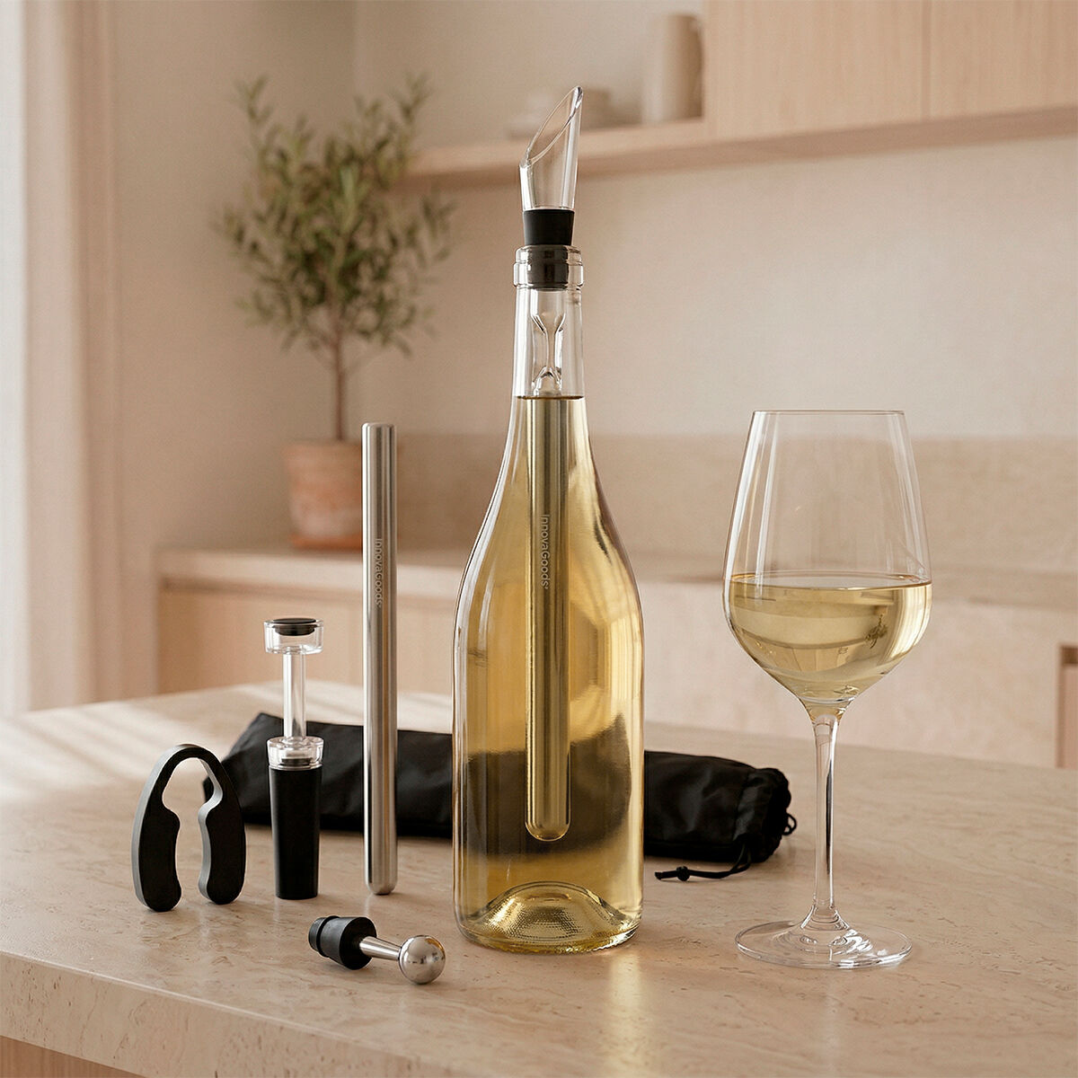 Conjunto de Acessórios para Vinho Chillour InnovaGoods 7 Peças Conjunto de acessórios para vinho branco num balcão de cozinha com garrafa, copo e vários utensílios