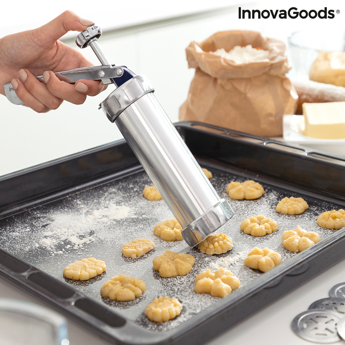 Máquina para Fazer Bolachas e Saco Pasteleiro 2em1 Prekies InnovaGoods Doseador e modelador de bolachas em metal a ser usado num tabuleiro com bolachas e farinha.