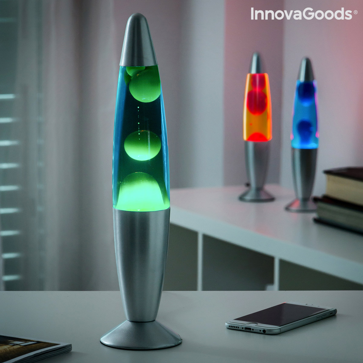 Lâmpada de Lava Magla InnovaGoods Três candeeiros lava coloridos com base metálica num ambiente interior