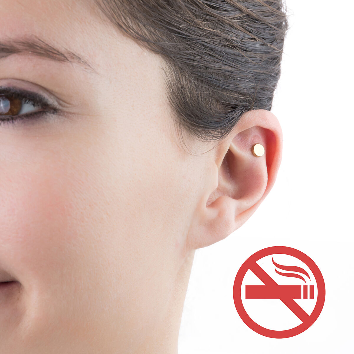 Íman Antitabágico de Acupressão InnovaGoods Orelha feminina com brinco dourado circular e símbolo de proibição de fumar