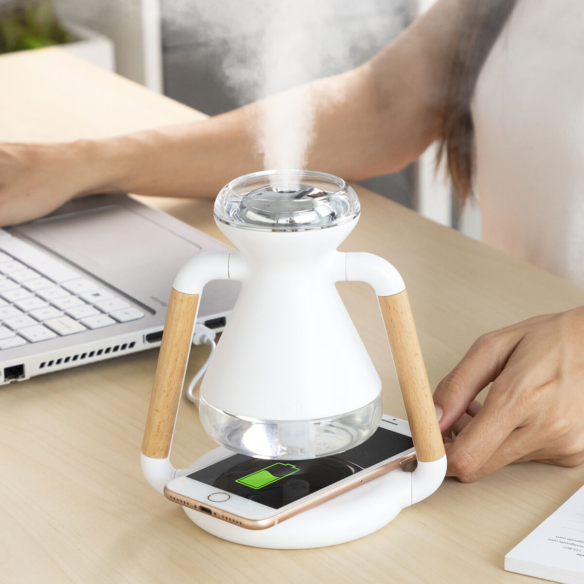 Humidificador Difusor de Aromas e Carregador Sem Fios 3 em 1 Misvolt InnovaGoods Humidificador branco com suportes em madeira e base para carregamento de smartphone