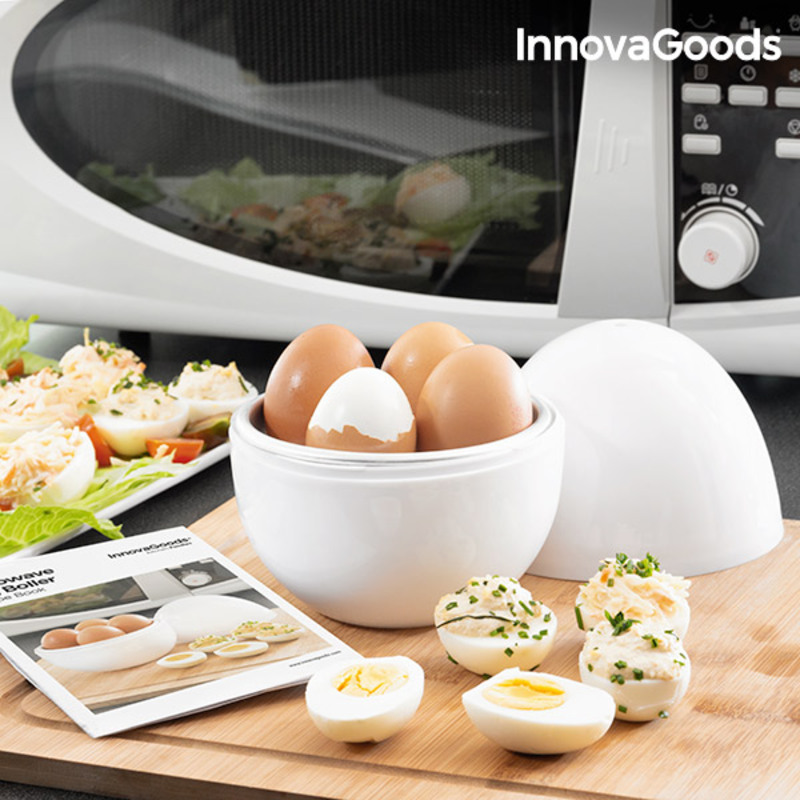 Cozedor de Ovos para o Micro-Ondas com Livro de Receitas Boilegg InnovaGoods Ovo cozedor InnovaGoods branco em plástico com ovos e ovos cozidos ao lado, micro-ondas ao fundo.