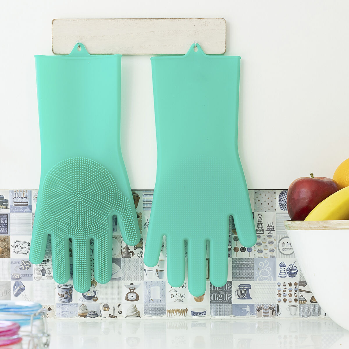 Luvas de Silicone Multiusos InnovaGoods Luvas azuis de silicone com cerdas penduradas numa cozinha