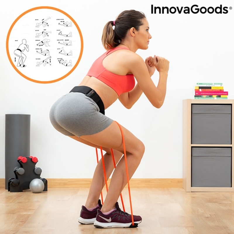 Cinto com Elásticos de Resistência para Glúteos e Guia de Exercícios Bootrainer InnovaGoods Mulher a fazer agachamento com banda elástica laranja e roupa desportiva, equipamento de ginásio e livros ao fundo