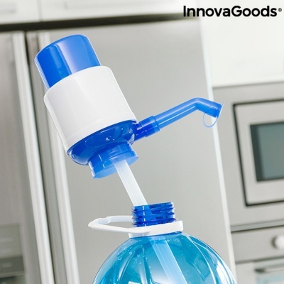 Bomba de água manual azul e branca numa garrafa azul num cozinha moderna