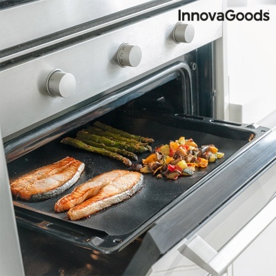 Forno inox com forma e alimentos variados