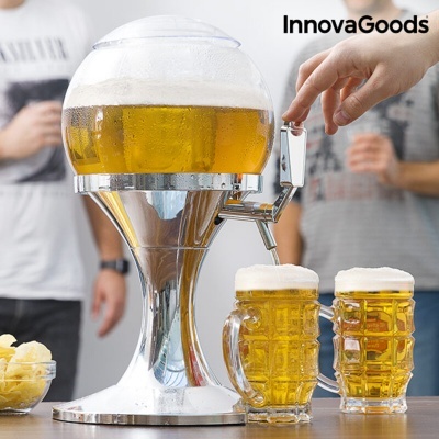 Dispenser de cerveja com dois copos e mão a servir em mesa com pessoas ao fundo