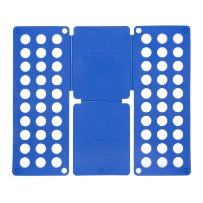 Organizador de roupa azul de plástico com painéis perfurados em fundo branco