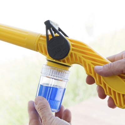 Spray pulverizador amarelo com reservatório transparente contendo líquido azul