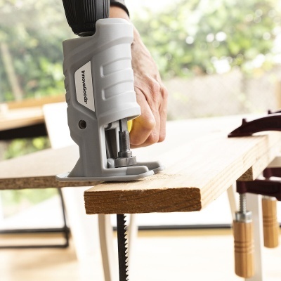 Serra elétrica portátil Innovacode cortando madeira clara em ambiente interior