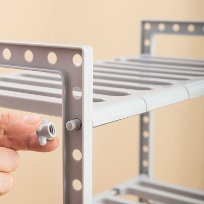Prateleira modular cinzenta com perfis perfurados e ajuste manual de encaixe plástico