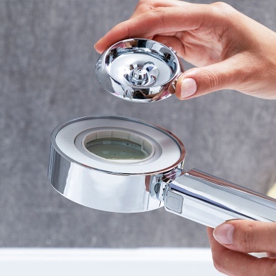 Chuveiro de mão cromado com tampa removida