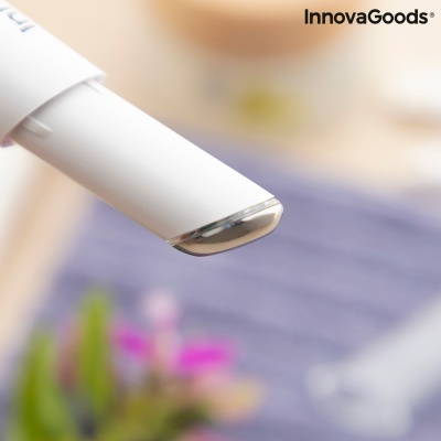Aparelho eletrónico branco com ponta metálica e marca InnovaGoods