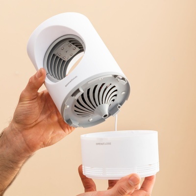 Dispositivo elétrico branco desmontado mostrando ventilador interno e partes separadas