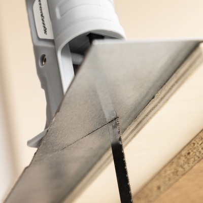 Serra de fita a cortar chapa composta de metal e madeira