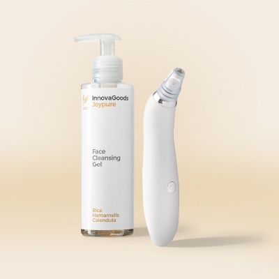 Frasco de gel de limpeza facial e dispositivo de limpeza branca sobre fundo bege claro