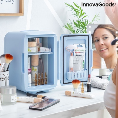 Mini frigorífico azul claro InnovaGoods para cosméticos com produtos de beleza na bancada