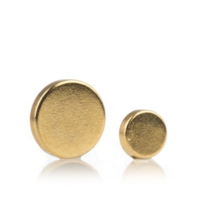 Botões redondos dourados com textura rugosa