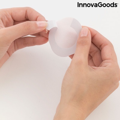 Almofada adesiva branca em mãos femininas com marca InnovaGoods