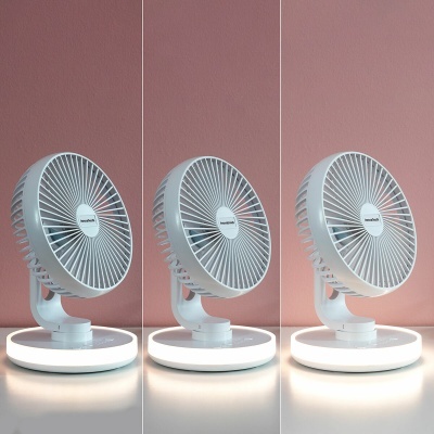 Três ventiladores de mesa brancos com base iluminada e a palavra 'hensukku' no centro, sobre superfície branca em fundo rosa.