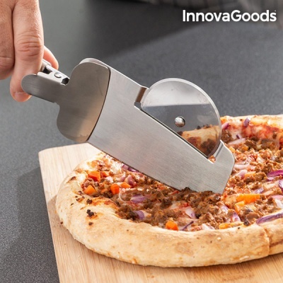 Cortador de pizza de inox a cortar pizza sobre tábua de madeira
