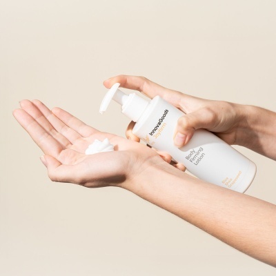 Loção corporal hidratante Hydro&Goose em frasco branco com válvula