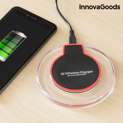 Carregador wireless Qi InnovaGoods com telemóvel a carregar numa superfície de madeira