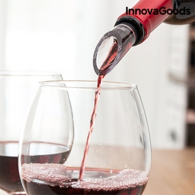 FUNIL VERTEDOR TRANSPARENTE A SERVIR VINHO TINTO EM COPO DE VIDRO