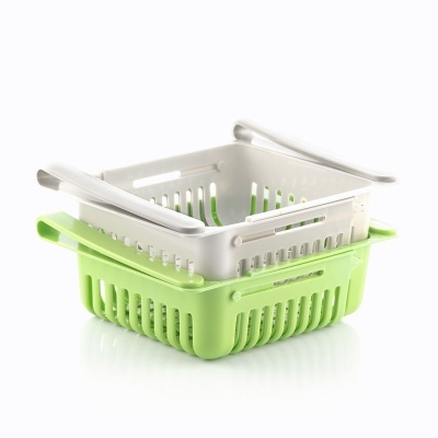 Dois cestos de plástico, branco e verde, com alças dobradas para dentro