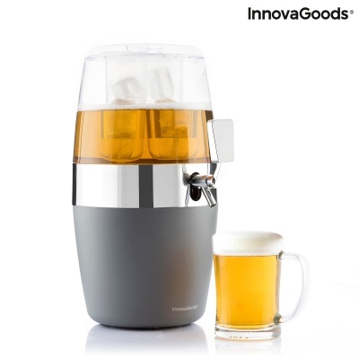 Dispensador de bebidas cinza com metal prateado e recipiente transparente, mais caneca de cerveja com espuma