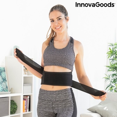 Mulher a usar cinto preto para cintura em ambiente interior moderno