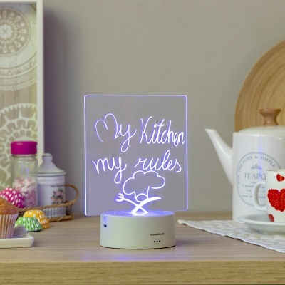 Luz LED com texto 'My Kitchen my rules' em cozinha com chávena vermelha e bule branco