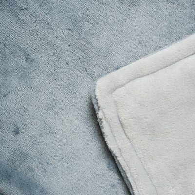 Tapetes almofadados cinza e bege claro sobrepostos