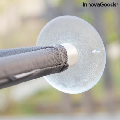 Ventosa transparente com suporte tubular de tecido cinzento fixada a vidro