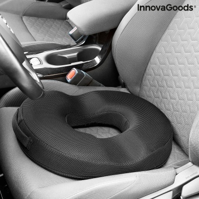 Almofada de assento preta em banco de carro cinzento claro